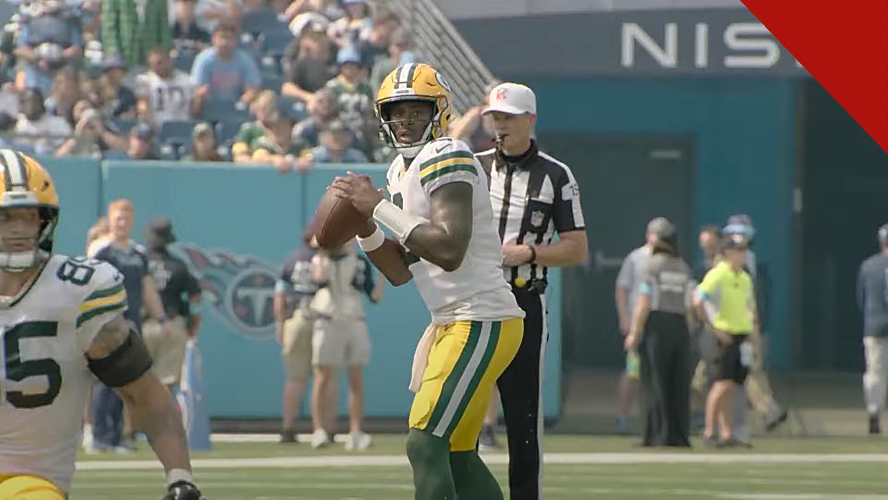Malik Willis fala da fé em Jesus após a vitória dos Dolphins, e a imagem mostra o quarterback Malik Willis com a bola em jogo da NFL em 2024
