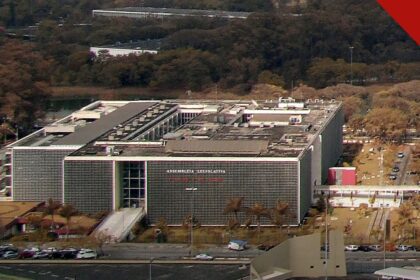 PEC na Alesp quer doar imóveis a igrejas ocupados há pelo menos cinco anos, e a imagem mostra o prédio da Assembleia Legislativa de São Paulo