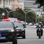 operação contra lavagem bloqueia 374 milhões em São Paulo, e a imagem mostra viaturas e motos da Polícia Civil em operação nas ruas da capital paulista