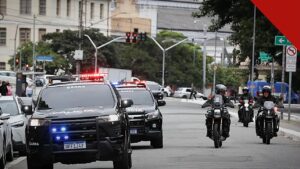 operação contra lavagem bloqueia 374 milhões em São Paulo, e a imagem mostra viaturas e motos da Polícia Civil em operação nas ruas da capital paulista