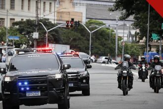operação contra lavagem bloqueia 374 milhões em São Paulo, e a imagem mostra viaturas e motos da Polícia Civil em operação nas ruas da capital paulista