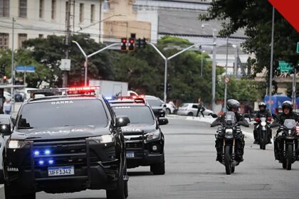 operação contra lavagem bloqueia 374 milhões em São Paulo, e a imagem mostra viaturas e motos da Polícia Civil em operação nas ruas da capital paulista