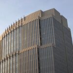 Halima Salman condenada por treinamento terrorista do Estado Islâmico na Síria, e a imagem mostra o prédio do tribunal federal do Brooklyn, em Nova York