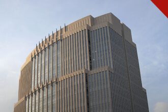 Halima Salman condenada por treinamento terrorista do Estado Islâmico na Síria, e a imagem mostra o prédio do tribunal federal do Brooklyn, em Nova York