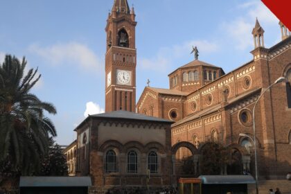 Cristã morre em prisão na Eritreia: Igreja de Nossa Senhora do Rosário, em Asmara, com sua torre e relógio sob céu azul