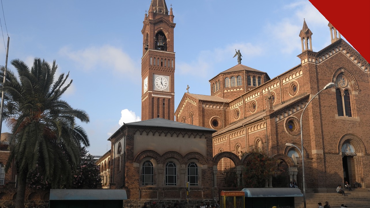 Cristã morre em prisão na Eritreia: Igreja de Nossa Senhora do Rosário, em Asmara, com sua torre e relógio sob céu azul