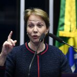 Tereza Cristina sinaliza candidatura ao Senado à presidência da Casa, e a imagem mostra a senadora Tereza Cristina falando ao microfone no plenário do Senado