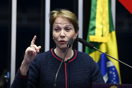 Tereza Cristina sinaliza candidatura ao Senado à presidência da Casa, e a imagem mostra a senadora Tereza Cristina falando ao microfone no plenário do Senado