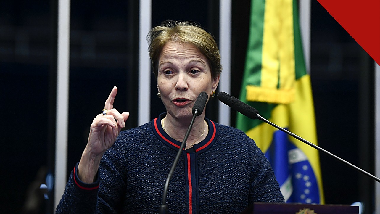 Tereza Cristina sinaliza candidatura ao Senado à presidência da Casa, e a imagem mostra a senadora Tereza Cristina falando ao microfone no plenário do Senado