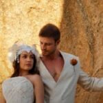 Juliette se casa com Kaique Cerveny no Lajedo de Pai Mateus, e a imagem mostra o casal de noivos encostado em uma formação rochosa ao pôr do sol