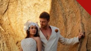 Juliette se casa com Kaique Cerveny no Lajedo de Pai Mateus, e a imagem mostra o casal de noivos encostado em uma formação rochosa ao pôr do sol