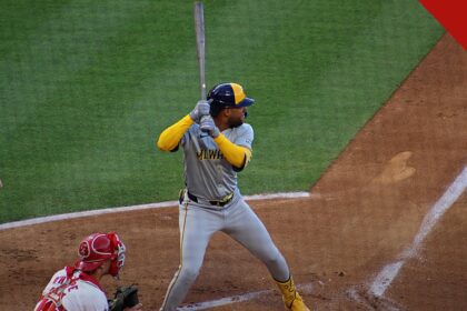 estrelas da World Series falam da fé em Deus e na Virgem Maria, e a imagem mostra o jogador Jackson Chourio, dos Brewers, pronto para rebater em jogo da MLB