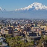 ex-prisioneiro armênio relata sofrimento no Azerbaijão durante cinco anos de cativeiro, e a imagem mostra Yerevan, capital da Armênia, com o Monte Ararat ao fundo