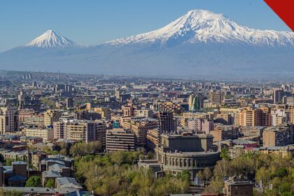 ex-prisioneiro armênio relata sofrimento no Azerbaijão durante cinco anos de cativeiro, e a imagem mostra Yerevan, capital da Armênia, com o Monte Ararat ao fundo