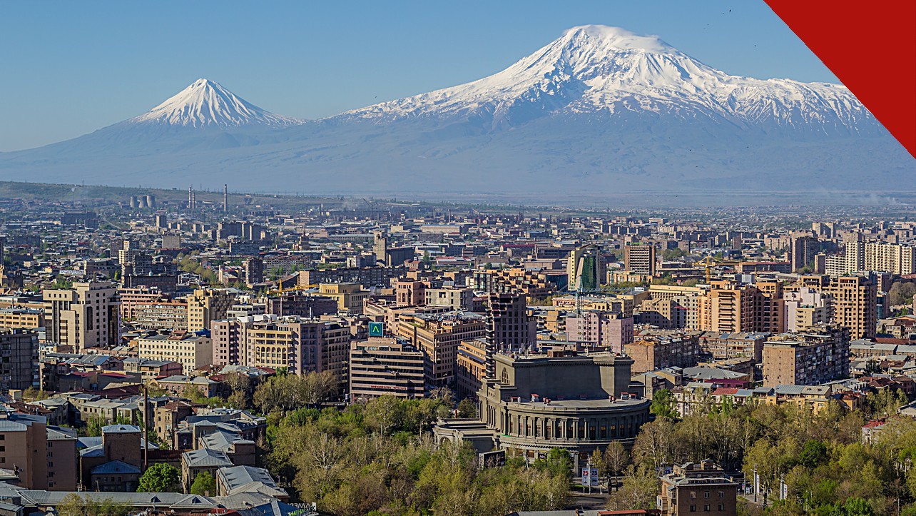 ex-prisioneiro armênio relata sofrimento no Azerbaijão durante cinco anos de cativeiro, e a imagem mostra Yerevan, capital da Armênia, com o Monte Ararat ao fundo