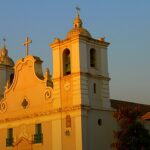 regras de registro de igrejas em Angola e o reconhecimento legal das comunidades, e a imagem mostra a fachada de uma igreja histórica em Benguela, em Angola