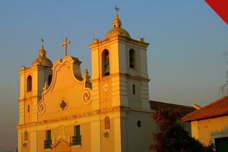 regras de registro de igrejas em Angola e o reconhecimento legal das comunidades, e a imagem mostra a fachada de uma igreja histórica em Benguela, em Angola