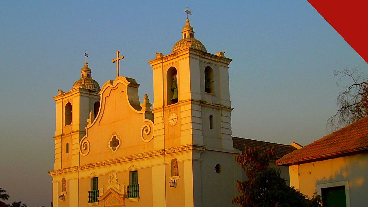 regras de registro de igrejas em Angola e o reconhecimento legal das comunidades, e a imagem mostra a fachada de uma igreja histórica em Benguela, em Angola