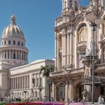 pastor é liberto após meses preso em Cuba por protestar contra apagões, e a imagem mostra o Capitólio de Havana e carros clássicos em rua da capital de Cuba