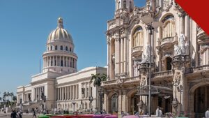 pastor é liberto após meses preso em Cuba por protestar contra apagões, e a imagem mostra o Capitólio de Havana e carros clássicos em rua da capital de Cuba