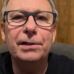 pastor Lamartine Posella pede orações em vídeo gravado em hospital, e a imagem mostra o rosto do pastor Lamartine Posella de óculos, em retrato de vídeo