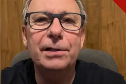 pastor Lamartine Posella pede orações em vídeo gravado em hospital, e a imagem mostra o rosto do pastor Lamartine Posella de óculos, em retrato de vídeo