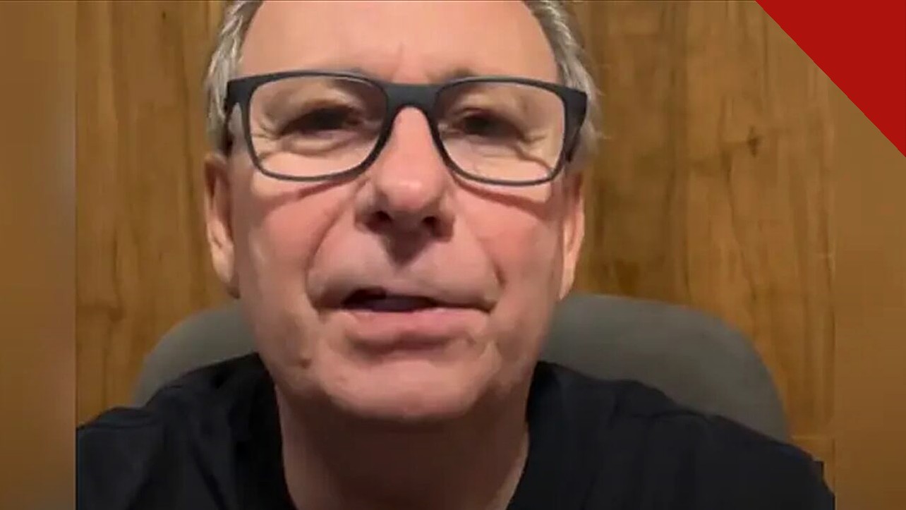 pastor Lamartine Posella pede orações em vídeo gravado em hospital, e a imagem mostra o rosto do pastor Lamartine Posella de óculos, em retrato de vídeo