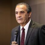 Malafaia analisa derrota de Flávio Bolsonaro após o segundo turno, e a imagem mostra o pastor Silas Malafaia de terno e gravata segurando um microfone em evento