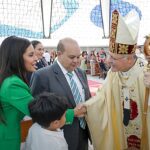 arcebispo de Brasília parabeniza Lula e Celina Leão pela reeleição, e a imagem mostra o cardeal Paulo Cezar Costa, de mitra e báculo, cumprimentando fiéis na Catedral de Brasília