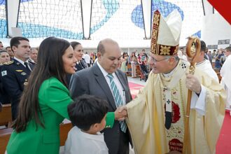 arcebispo de Brasília parabeniza Lula e Celina Leão pela reeleição, e a imagem mostra o cardeal Paulo Cezar Costa, de mitra e báculo, cumprimentando fiéis na Catedral de Brasília