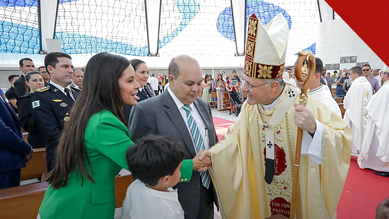 arcebispo de Brasília parabeniza Lula e Celina Leão pela reeleição, e a imagem mostra o cardeal Paulo Cezar Costa, de mitra e báculo, cumprimentando fiéis na Catedral de Brasília