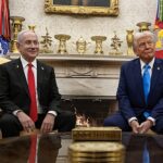 Netanyahu reivindica maioria decisiva em Israel após a noite eleitoral, e a imagem mostra Benjamin Netanyahu ao lado de Donald Trump na Casa Branca, em 2025