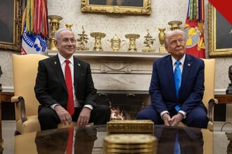 Netanyahu reivindica maioria decisiva em Israel após a noite eleitoral, e a imagem mostra Benjamin Netanyahu ao lado de Donald Trump na Casa Branca, em 2025