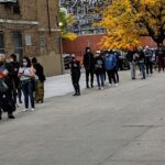 Evangélicos brancos apoiam republicanos: eleitores em fila de votação antecipada em rua dos Estados Unidos