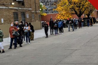 Evangélicos brancos apoiam republicanos: eleitores em fila de votação antecipada em rua dos Estados Unidos