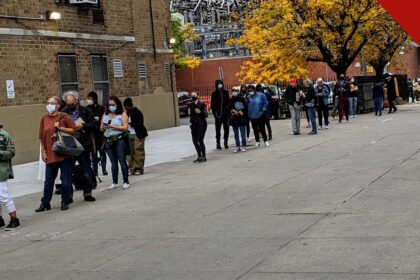 Evangélicos brancos apoiam republicanos: eleitores em fila de votação antecipada em rua dos Estados Unidos