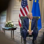 Trump insinua ataques ao Irã após as midterms, e a imagem mostra o presidente Donald Trump falando à imprensa em julho de 2025, na Escócia