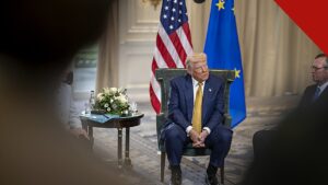 Trump insinua ataques ao Irã após as midterms, e a imagem mostra o presidente Donald Trump falando à imprensa em julho de 2025, na Escócia