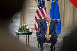 Trump insinua ataques ao Irã após as midterms, e a imagem mostra o presidente Donald Trump falando à imprensa em julho de 2025, na Escócia