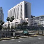 Danny Masterson perde recurso na Justiça dos Estados Unidos, e a imagem mostra o prédio do Tribunal Superior de Los Angeles, na Califórnia, onde tramitam casos criminais do condado