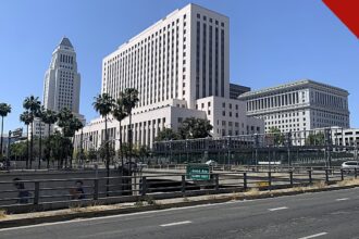 Danny Masterson perde recurso na Justiça dos Estados Unidos, e a imagem mostra o prédio do Tribunal Superior de Los Angeles, na Califórnia, onde tramitam casos criminais do condado