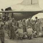 filme The Mosquito Bowl explora sacrifício cristão na Segunda Guerra Mundial, e a imagem mostra fuzileiros feridos sendo embarcados em um avião hospital em Okinawa, em 1945
