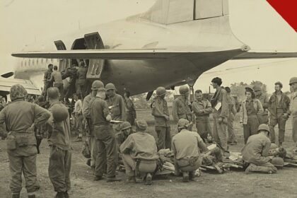 filme The Mosquito Bowl explora sacrifício cristão na Segunda Guerra Mundial, e a imagem mostra fuzileiros feridos sendo embarcados em um avião hospital em Okinawa, em 1945