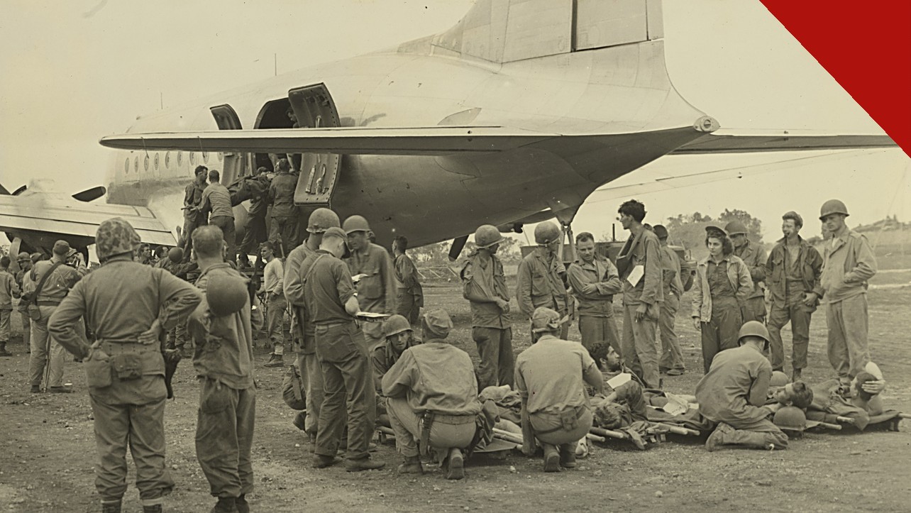 filme The Mosquito Bowl explora sacrifício cristão na Segunda Guerra Mundial, e a imagem mostra fuzileiros feridos sendo embarcados em um avião hospital em Okinawa, em 1945