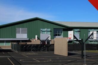 pai que parou atirador em escola do Oregon na quinta feira, e a imagem mostra a entrada sul e o pátio da Silver Rail Elementary School, em Bend, no Oregon