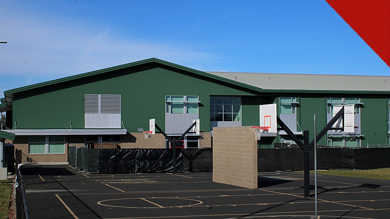 pai que parou atirador em escola do Oregon na quinta feira, e a imagem mostra a entrada sul e o pátio da Silver Rail Elementary School, em Bend, no Oregon