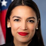 evangelista entrega Bíblia a Ocasio-Cortez no Capitólio, e a imagem mostra o retrato oficial da deputada Alexandria Ocasio-Cortez