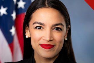 evangelista entrega Bíblia a Ocasio-Cortez no Capitólio, e a imagem mostra o retrato oficial da deputada Alexandria Ocasio-Cortez