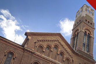 R.T. Kendall alerta para 6 doutrinas perigosas para a igreja, e a imagem mostra a fachada da Westminster Chapel, em Londres, igreja liderada por ele durante 25 anos