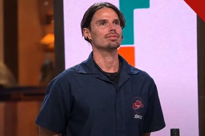 Jônatas Faro explica desistência de A Fazenda 18 no reality da Record, e a imagem mostra o ator Jônatas Faro com o uniforme do programa A Fazenda, de camisa azul com o nome bordado